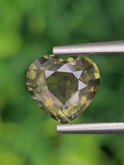 พลอย เขียวส่อง Green Sapphire 2.04 กะรัต (Cts.) ดิบ Unheated พลอยแท้ อัญมณีมงคลประจําวันเกิด เครื่องประดับพลอย