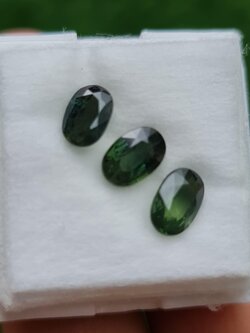 พลอย เขียวส่อง Green Sapphire 2.88 กะรัต (Cts.) 3 เม็ด (Pcs.) พลอยแท้ อัญมณีมงคลประจําวันเกิด เครื่องประดับพลอย