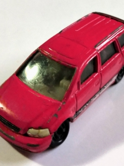 ของเล่น ของสะสม**มีตำหนิทั้งคันตามภาพ Die cast car รถเหล็ก TOMICA สีแดง เปิดประตูหลังได้ สภาพผ่านใช้งาน มีรอยถลอก กระจกร้าวเล็กน้อย