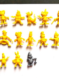 ชุดตุ๊กตุ่นดีสนีย์ 1.5 " ตุ๊กตุ่นตัวละครจากภาพยนตร์การ์ตูนของ วอลท์ ดีสนีย์ อาทิ ปีเตอร์แพน, สนีซซี่, อังเคิลสคู๊ซ, มิกกี้เม้าส์, ลูอี้, กัปตันฮุค, โดบี, เดซี่ดั๊ก, กัสกูซ, กูฟฟี่, เจมมินี่ คริกเก็ต, มินนี่เม้าส์, กรัมปี้, โดนัลด์ดั๊ก, พลูโต, แฟนตาเซ