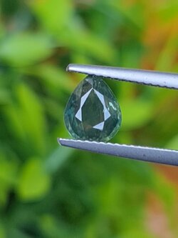 พลอย เขียวส่อง Green Sapphire 1.56 กะรัต (Cts.) พลอยแท้ อัญมณีมงคลประจําวันเกิด เครื่องประดับพลอย