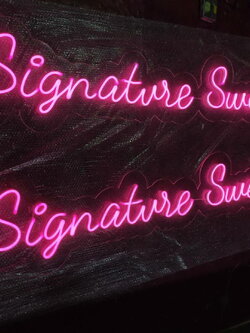 ป้ายไฟนีออนดัด วางบนอะคริลิค แสงสีชมพู - Signature sweets