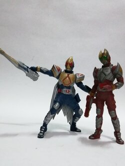 กาชาปอง ไรเดอร์เบลด แจ๊คฟอร์ม 1ตัว และไรเดอร์กาเรน ร่างธรรมดา 1ตัว ขายคู่ ไม่แยก