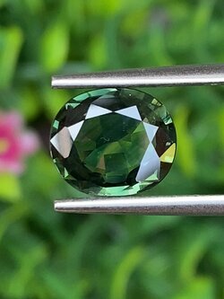 พลอย เขียวส่อง Green Sapphire ดิบ Unheated 2.38 กะรัต (Cts.) พลอยแท้ อัญมณีมงคลประจําวันเกิด เครื่องประดับพลอย