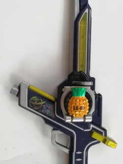 ดาบ-ปืน มุโซเซเบอร์ ปืนดาบของไรเดอรไกมุ สามารถเล่นกับล็อกซี๊ด ผลไม้ไกมุได้ทุกลูก แถมพายแอปเปิ้ล ล็อกซี๊ด 1ลูก **ใส่ถ่านแล้ว เล่นได้ปกติ มีเสียง สินค้ามีตำหนิโปรดตรวจสอบทุกภาพ