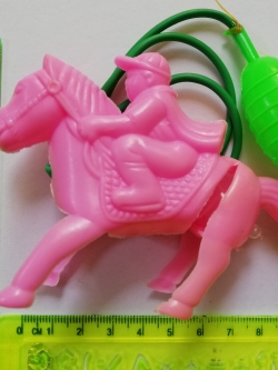 ของเล่นพลาสติกรุ่นเก่า จ๊อกกี้ขี่ม้าสีชมพู พร้อมสายบีบเพื่ออัดลมเข้าให้ขาหลังถีบออก