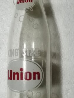 ของสะสมเก่า ขวดเปล่าน้ำอัดลม " ยูเนียน " น้ำอัดลมรุ่นเก่าราวยุค60- 70 บ.ยูเนียนโซดาเลิกผลิตจำหน่ายมานานมากแล้ว ขวดเปล่าสมบูรณ์ ไม่บิ่น จากก้นขวดถึงปากขวด 24 ซม. ตัวหนังสือลายสกรีน เก่าตามสภาพ