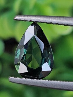 พลอย เขียวส่อง Green Sapphire 1.20 กะรัต (Cts.) ดิบ (Unheated) พลอยแท้ อัญมณีมงคลประจําวันเกิด เครื่องประดับพลอย