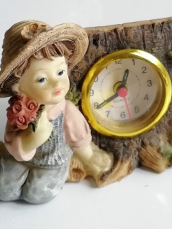 นาฬิกาปลุก รูปตุ๊กตาน่ารักพร้อมขอนไม้นาฬิกา ทำงานปกติ เครื่องนาฬิกาด้านหลังเคลื่อนได้เล็กน้อย ฝาถ่านเปลือย, Cutie Little Girl with a Log Vlock, work properly