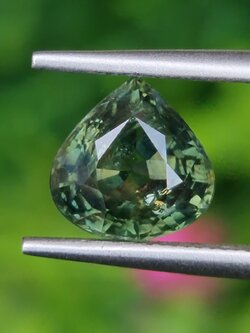 พลอย เขียวส่อง Green Sapphire1.97 กะรัต (Cts.) ดิบ Unheated พลอยแท้ อัญมณีมงคลประจําวันเกิด เครื่องประดับพลอย