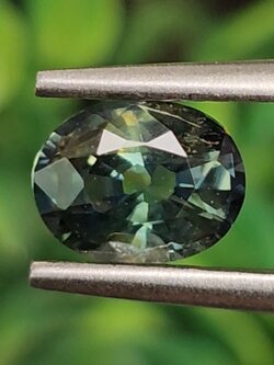 พลอย เขียวส่อง Green Sapphire 1.08 กะรัต (Cts.) พลอยแท้ อัญมณีมงคลประจําวันเกิด เครื่องประดับพลอย