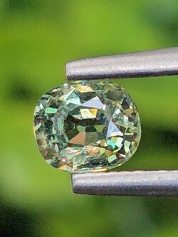 พลอย ดีแมนทรอยด์ การ์เน็ต Demantoid Garnet 0.56 Cts. ดิบ Unheated พลอยแท้ อัญมณีมงคลประจําวันเกิด เครื่องประดับพลอย