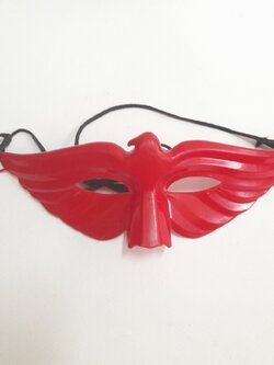 ของที่ระลึกจากโรงภาพยนตร์ ***ยางรัดเสื่อมตามสภาพ ไม่มีกล่อง สภาพเก่าเก๋บสะสม มือสอง หน้ากากอินทรีแดง รุ่นอนันดา พลาสติกแข็ง ขนาดตามรูป