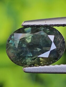 พลอย เขียวส่อง Green Sapphire 2.82 กะรัต (Cts.) พลอยแท้ อัญมณีมงคลประจําวันเกิด เครื่องประดับพลอย