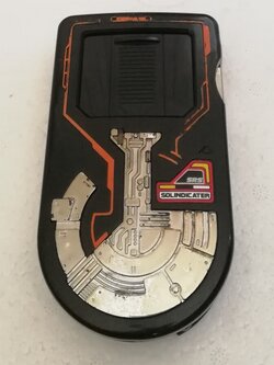 SOL INDICATER อุปกรณ์ยืนยันตัวตน ของ หน่วยพิฆาตโซลเบรน ระบบเปิดหน้าจอทำงานได้ แสง สี เสียง ครบ กุญแจมือ sol shackle ยังอยู่ครบ ขยับพับได้และใช้งานได้ตามปกติ ของเก่าเก็บ ตามสภาพ ไม่มีกล่อง จากBandai 1990