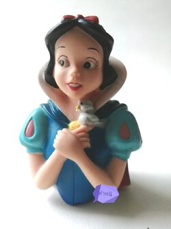 Disney Princess Snow White, bottle cap ของสะสมเจ้าหญิงสโนส์ไวท์ บรัชครึ่งตัวสโนว์ไวท์อุ้มนกสีขาว เป็นฝาขวดแชมพู รุ่นเก่าหน้าการ์ตูน ***งานเก่า มีตำหนิ ตามภาพ