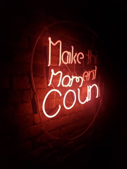 ป้ายไฟนีออนดัด Make the moment coun