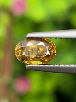 พลอย บุษราคัม yellow sapphire 1.00 กะรัต (Cts.) ดิบ (Unheated) พร้อมใบเซอร์ พลอยแท้ อัญมณีมงคลประจําวันเกิด เครื่องประดับพลอย