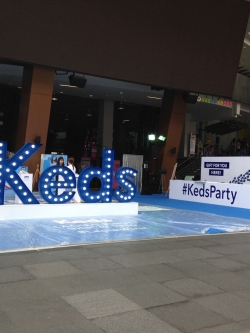 ป้ายไฟนีออนดัด #Keds