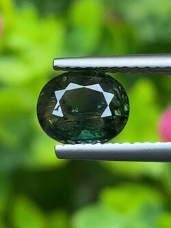 พลอย เขียวส่อง Green Sapphire 1.57 กะรัต (Cts.) ดิบ Unheated พลอยแท้ อัญมณีมงคลประจําวันเกิด เครื่องประดับพลอย