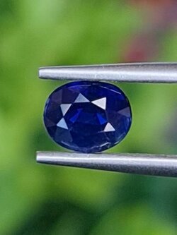 พลอย ไพลิน (Blue Sapphire) 1.03 กะรัต (Cts.) ดิบ (Unheated) สีพิเศษ รอยัล บลู (Royal Blue) พร้อมใบเซอร์ พลอยแท้ อัญมณีมงคลประจําวันเกิด เครื่องประดับพลอย