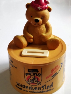 ของเก่าสะสม กระปุกออมสิน นมสดสตอริไลส์ ตราหมี ปี 2529 ***ขาดฝาจุกล่าง