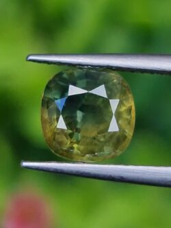 พลอย เขียวส่อง (ฺGreen Sapphire) 2.39 กะรัต (Cts.) พลอยแท้ อัญมณีมงคลประจําวันเกิด เครื่องประดับพลอย