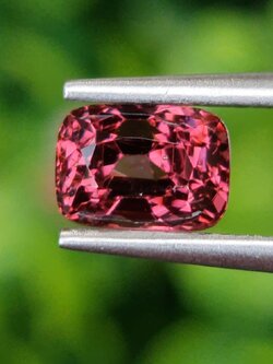 พลอย สปิเนล (Spinel) 1.50 กะรัต (Cts.) ดิบ (Unheated) พลอยแท้ อัญมณีมงคลประจําวันเกิด เครื่องประดับพลอย