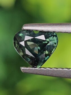 พลอย เขียวส่อง Green Sapphire 1.11 กะรัต (Cts.) พลอยแท้ อัญมณีมงคลประจําวันเกิด เครื่องประดับพลอย