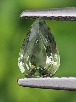 พลอย เขียวส่อง Green Sapphire 0.76 กะรัต (Cts.) ดิบ (Unheated) พลอยแท้ อัญมณีมงคลประจําวันเกิด เครื่องประดับพลอย