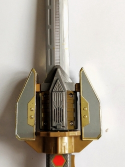 ของเล่น ของสะสม ดาบของไรเซอร์เกล็น "เกล็นซอร์ด" Glen Sword จากภาพยนต์เรื่องจัสติไรเซอร์ Justiriser, มีจุดขยับ แสง และเสียงใช้งานได้ปกติ **ไม่มีปลอกดาบ และสติ๊กเกอร์ที่ด้ามดาบ