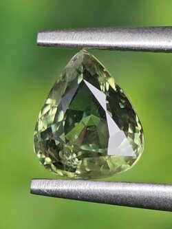 พลอย เขียวส่อง Green Sapphire 1.09 กะรัต (Cts.) พลอยแท้ อัญมณีมงคลประจําวันเกิด เครื่องประดับพลอย