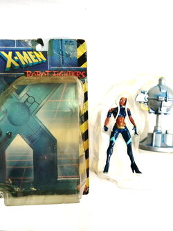 แอคชั่นฟิคเกอร์ (AFC) สตรอม จากTHE X-MEN ของ Toy Bis รุ่นเก่า แกะแพคแล้ว แพคเก่าเก็บสภาพไม่สวย ตัวฟิกเกอร์สภาพดีของครบ ขนาดตามรูป