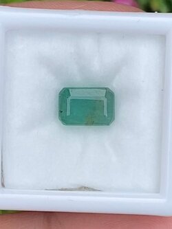 พลอย มรกต Natural Emerald แซมเบีย 1.82 กะรัต (Cts.) พลอยแท้ อัญมณีมงคลประจําวันเกิด เครื่องประดับพลอย