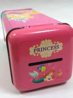 ของสะสมเจ้าหญิงดิสนีย์ Disney Princess กระปุกออมสินสีหวาน งานโลหะ พิมพ์ลายเจ้าหญิงทั้ง4ด้าน :-ซินเดอเรลล่า, แอเรี่ยล, สโนว์ไวท์, ออโรร่า **ตัวล๊อกฝาชำรุดตามภาพ
