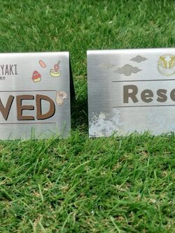 ป้ายสแตนเลสเนื้อเงินผิวแฮร์ไลน์ หนา 1มิล ป้ายตั้งโต๊ะ