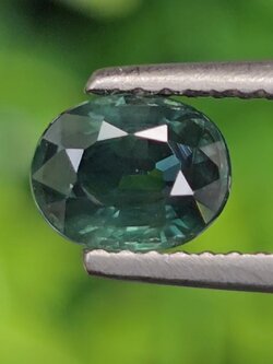 พลอย เขียวส่อง Green Sapphire 1.15 กะรัต (Cts.) พลอยแท้ อัญมณีมงคลประจําวันเกิด เครื่องประดับพลอย