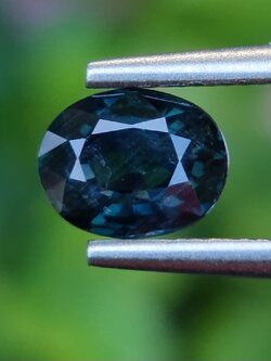 พลอย เขียวส่อง Green Sapphire ดิบ Unheated 1.06 กะรัต (Cts.) พลอยแท้ อัญมณีมงคลประจําวันเกิด เครื่องประดับพลอย