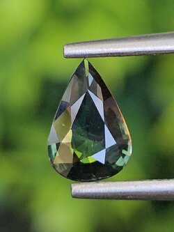 พลอย เขียวส่อง Green Sapphire 0.84 กะรัต (Cts.) ดิบ (Unheated) พลอยแท้ อัญมณีมงคลประจําวันเกิด เครื่องประดับพลอย