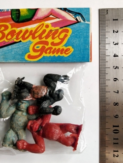 ของเล่นเก่า ของสะสมเรโทร ตุ๊กตุ่นคิงคองพลาสติกท่าทางต่างๆในแพ็คเก่าเดิมๆ แพ็คละ 3 ตัว สีเขียว-ดำ-แดง