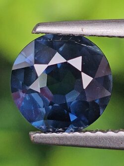 พลอย ไพลิน Greenish Blue Sapphire 2.21 กะรัต (Cts.) ดิบ (Unheated ) พร้อมใบเซอร์ พลอยแท้ อัญมณีมงคลประจําวันเกิด เครื่องประดับพลอย