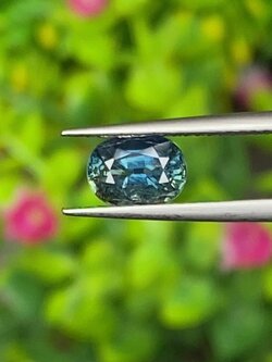 พลอย ไพลินสองสี Green-Blue sapphire 1.28 กะรัต (Cts.) ดิบ (Unheated) พลอยแท้ อัญมณีมงคลประจําวันเกิด เครื่องประดับพลอย