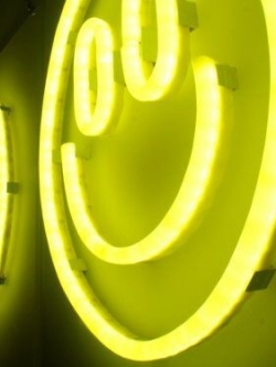 ป้ายไฟดัด แสงสีเหลือง หน้ายิ้ม