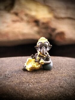 พระพิฆเนศปางเสวยสุข รุ่น สิทธายะ คเณชา3 รหัส 1 เนื้อชนวนขันลงหิน ลงทอง ขนาดกว้าง 1.2 ซ.ม. สูง 1.2 ซ.ม.