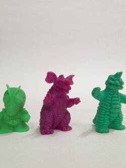 งานพรีเมี่ยมตุ่นยางแถมขนม ขนาดตามรูป บาราก้อน,เรดคิงส์ ,สกายไรเดอร์ มือสองสภาพดีมีรอยบ้าง ขายรวมสามตัว