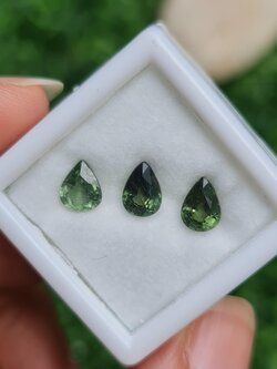 พลอย เขียวส่อง Green Sapphire 2.28 กะรัต (Cts.) ดิบ (Unheated) พลอยแท้ อัญมณีมงคลประจําวันเกิด เครื่องประดับพลอย