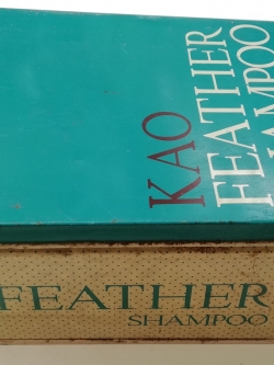 กล่องสังกะสี (กล่องโลหะ)ยาสระผมแฟซ่าเก่า สีฟ้าอมเขียว ด้านในใต้ฝาเป็นรูปผู้หญิง KAO FEATHER SHAMPOO
