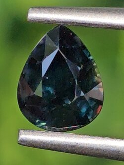 พลอย เขียวส่อง Green Sapphire 1.00 กะรัต (Cts.) ดิบ (Unheated) พลอยแท้ อัญมณีมงคลประจําวันเกิด เครื่องประดับพลอย