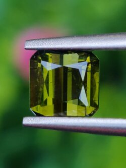 พลอย กรีน ทัวร์มารีน (Green Tourmaline) 0.96 กะรัต (Cts.) อัญมณีมงคลประจําวันเกิด เครื่องประดับพลอย