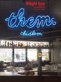 ป้ายไฟนีออนดัด the M.